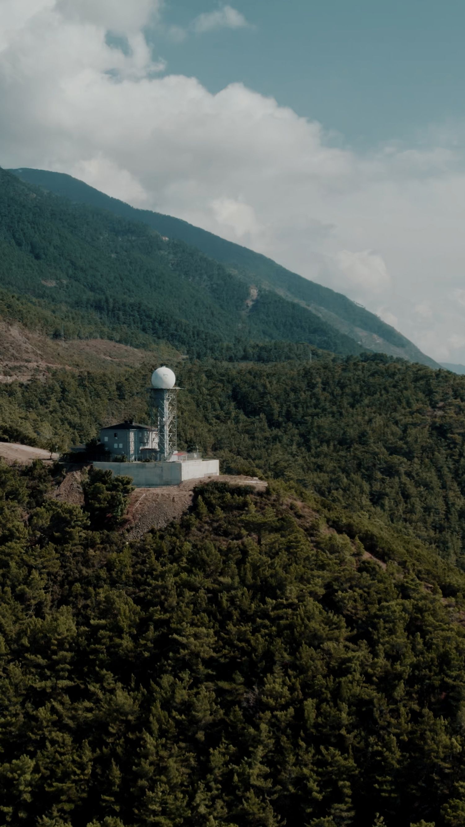 Remote mountain environment for autonomous field monitoring