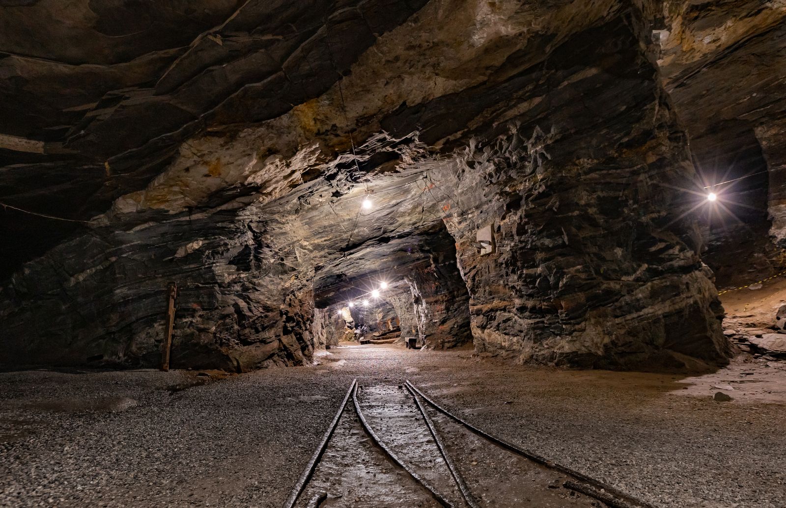 Low-connectivity terrain for underground and obstructed deployments